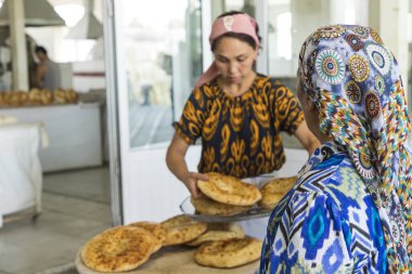 Taşkent Özbekistan - 22 Ağustos 2018: lehimlemek içinde çarşı - Taşkent, Özbekistan Ulusal düz özbek ekmek. 