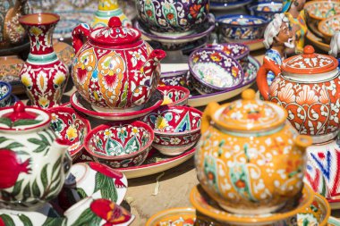 Kaplamalar ve tencere sokak Chorsu çarşı kentin Taşkent, Özbekistan.