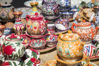 Kaplamalar ve tencere sokak Chorsu çarşı kentin Taşkent, Özbekistan.
