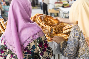 Geleneksel Özbekistan ekmek lavaş yerel pazar, adlı olduğu yumuşak düz ekmek Orta Asya (Özbekistan).