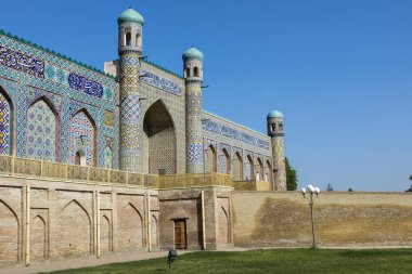 Khan'ın Kokand sarayda. Özbekistan. Antik palace renkli mozaik cephe ile. Minare ile ana girişidir.