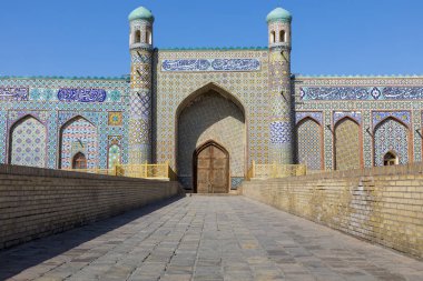 Khan'ın Kokand sarayda. Özbekistan. Antik palace renkli mozaik cephe ile. Minare ile ana girişidir.