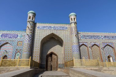 Khan'ın Kokand sarayda. Özbekistan. Antik palace renkli mozaik cephe ile. Minare ile ana girişidir.