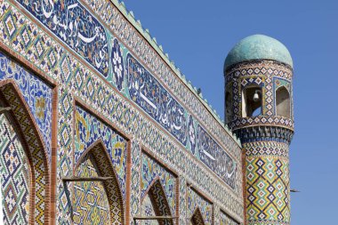 Khan'ın Kokand sarayda. Özbekistan. Antik palace renkli mozaik cephe ile. Minare ile ana girişidir.