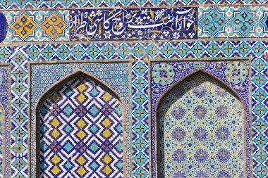 Khan'ın Kokand sarayda. Özbekistan. Antik palace renkli mozaik cephe ile. Minare ile ana girişidir.