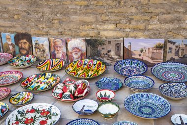 Hiva, Özbekistan - 01 Eylül 2018: Tabak ve semt pazarı Hiva şehir Özbekistan'tencere.