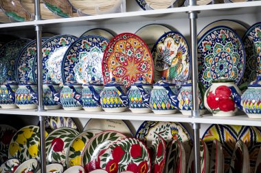Hiva, Özbekistan - 26 Ağustos 2018: Tabak ve semt pazarı Hiva şehir Özbekistan'tencere.