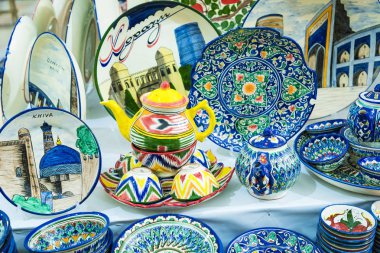 Hiva, Özbekistan - 26 Ağustos 2018: Tabak ve semt pazarı Hiva şehir Özbekistan'tencere.