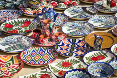 Hiva, Özbekistan - 27 Ağustos 2018: Tabak ve semt pazarı Hiva şehir Özbekistan'tencere.