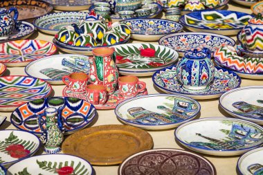 Hiva, Özbekistan - 27 Ağustos 2018: Tabak ve semt pazarı Hiva şehir Özbekistan'tencere.