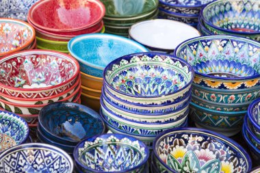Kaplamalar ve semt pazarı Buhara şehri ' Uzbekistan.Traditional Hatıra tencere.