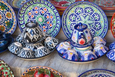 Kaplamalar ve semt pazarı Buhara şehri ' Uzbekistan.Traditional Hatıra tencere.