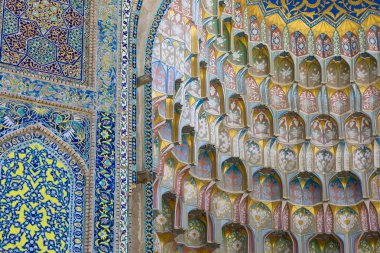 Dekoratif desen ve ana girişinde Abdullaziz Khan medrese Buhara, Özbekistan'a mimari detaylar