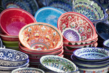 Buhara, Özbekistan - 01 Eylül 2018: Tabak ve semt pazarı Buhara şehri ' Uzbekistan.Traditional Hatıra tencere.