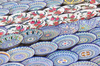 Buhara, Özbekistan - 01 Eylül 2018: Tabak ve semt pazarı Buhara şehri ' Uzbekistan.Traditional Hatıra tencere.