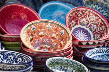 Buhara, Özbekistan - 01 Eylül 2018: Tabak ve semt pazarı Buhara şehri ' Uzbekistan.Traditional Hatıra tencere.