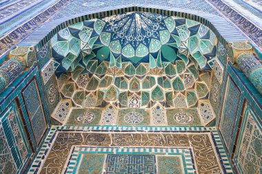 Ayrıntı, tarihsel Kutsal Mezarlık Şahi Zinda Semerkand, Özbekistan'a cephe.