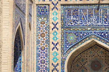 Ayrıntı, tarihsel Kutsal Mezarlık Şahi Zinda Semerkand, Özbekistan'a cephe.