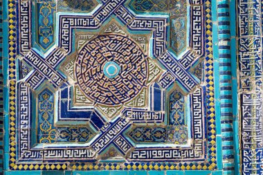 Ayrıntı, tarihsel Kutsal Mezarlık Şahi Zinda Semerkand, Özbekistan'a cephe.