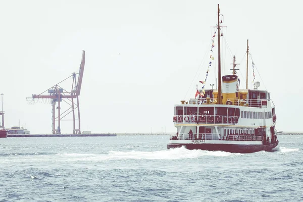 Istanbul Turquía Agosto 2018 Barcos Pasajeros Golfo Del Cuerno Oro —  Fotos de Stock