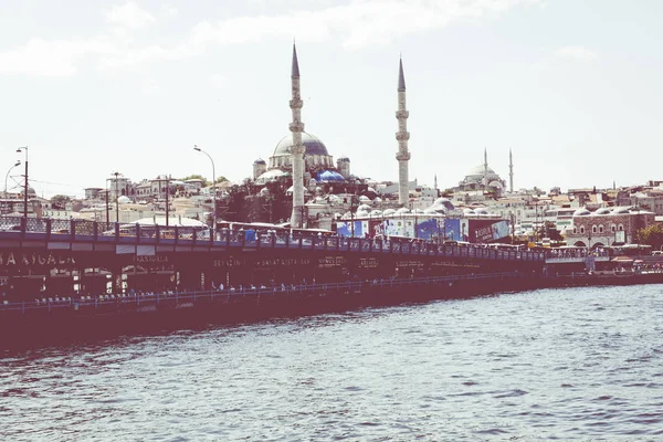 Istanbul, Türkiye - 20 Ağustos 2018: Yolcu gemileri Körfez'de Haliç, Istanbul, Türkiye.
