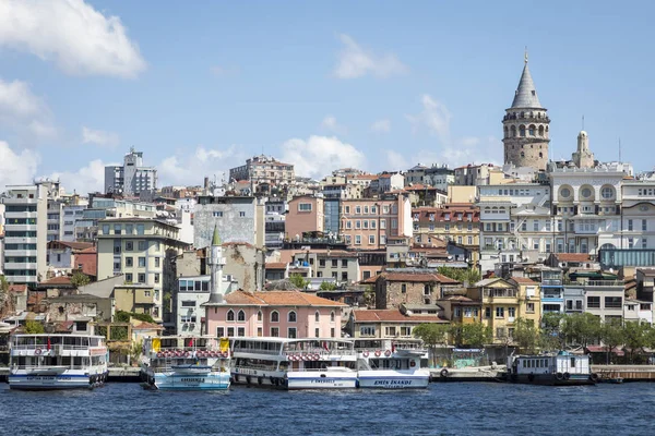 Istanbul, Türkiye - 20 Ağustos 2018: Cityscape Galata Kulesi ve Körfez Haliç, Istanbul, Türkiye.