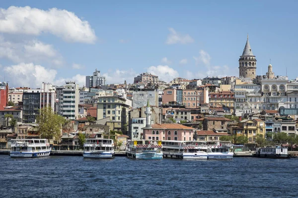 Istanbul, Türkiye - 20 Ağustos 2018: Cityscape Galata Kulesi ve Körfez Haliç, Istanbul, Türkiye.
