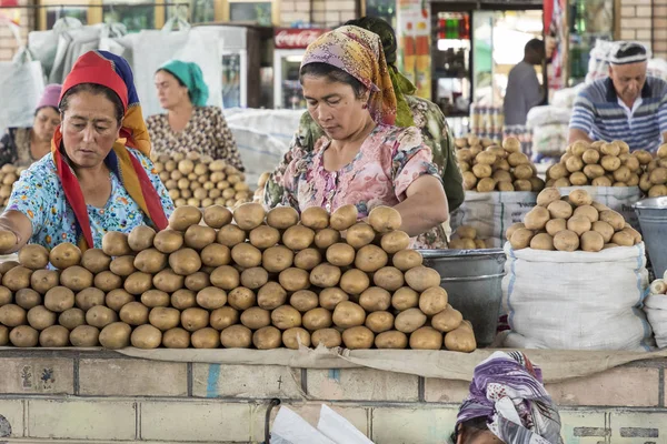 Margilan, Özbekistan - 24 Ağustos 2018: Yerel meyve ve sebze Pazar - Margilan Fergana, Özbekistan yakınındaki insanlara.