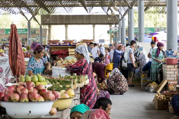 Margilan Uzbekistan Agosto 2018 Persone Bazar Ortofrutticolo Locale Margilan Vicino — Foto Stock