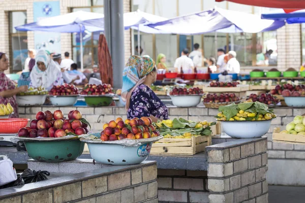 Margilan, Özbekistan - 24 Ağustos 2018: Yerel meyve ve sebze Pazar - Margilan Fergana, Özbekistan yakınındaki insanlara.