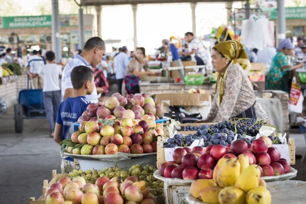 Margilan Uzbekistán Srpna 2018 Lidé Místní Ovoce Zeleninu Bazar Margilan — Stock fotografie