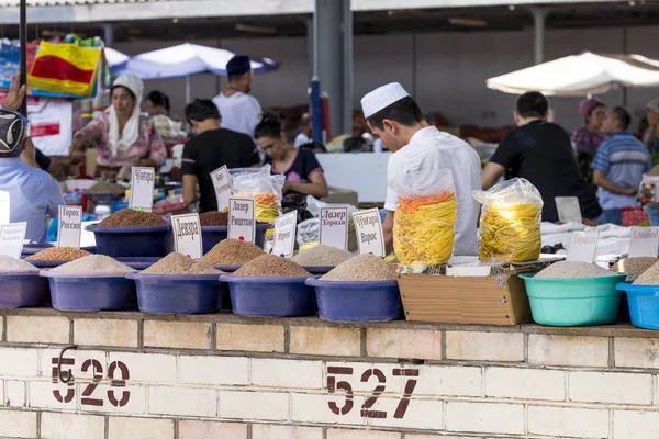 Margilan 乌兹别克斯坦 2018年8月24日 当地水果和蔬菜集市上的人 Margilan 附近的费尔干纳 乌兹别克斯坦 — 图库照片