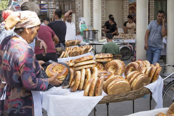 Margilan 乌兹别克斯坦 2018年8月24日 国家平原乌兹别克面包在市场上销售 Margilan 附近的费尔干纳 乌兹别克斯坦 — 图库照片