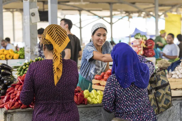 Tashkent Uzbequistão Agosto 2018 Pessoas Bazar Chorsu Tashkent Uzbequistão — Fotografia de Stock