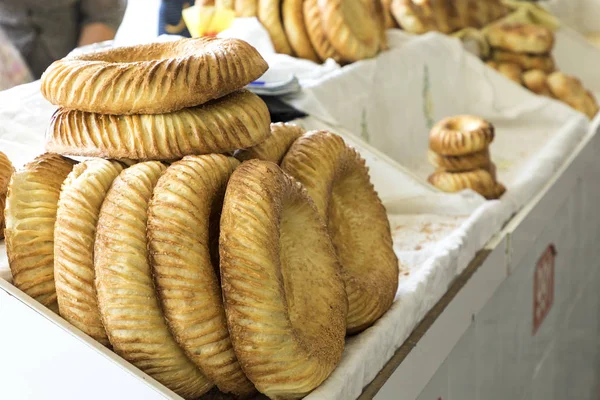 传统的乌兹别克斯坦面包 Lavash 在当地的集市上 是一个软扁面包的中亚 乌兹别克斯坦 — 图库照片