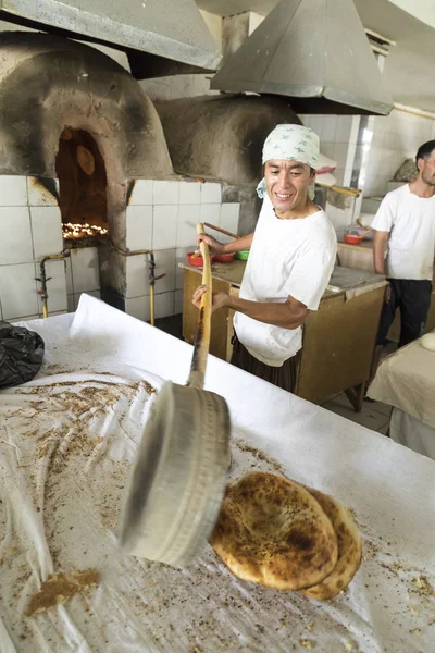 Tashkent Uzbekistan August 2018 National Plain Uzbek Bread Sold Market — Stock Photo, Image