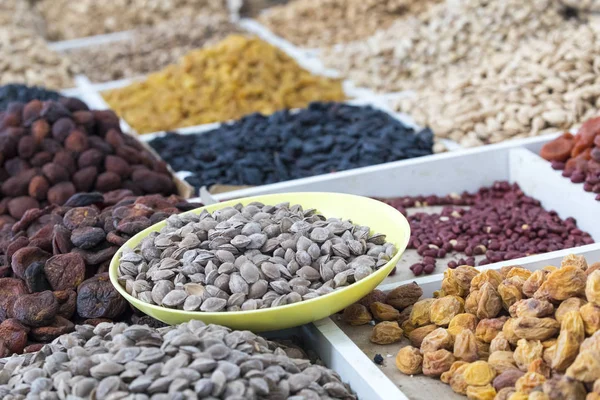 乌兹别克斯坦塔什干当地食品市场干果和坚果 — 图库照片