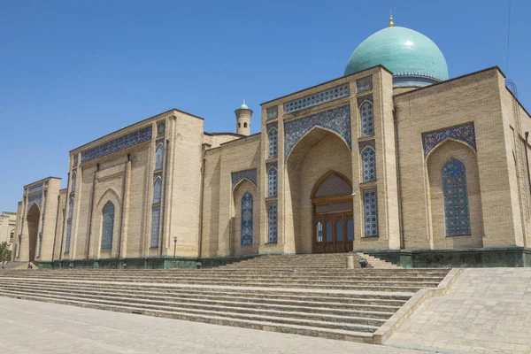 巴拉克汗 Madrasah 有伊玛目广场 Hazrati 是塔什干的宗教中心 — 图库照片
