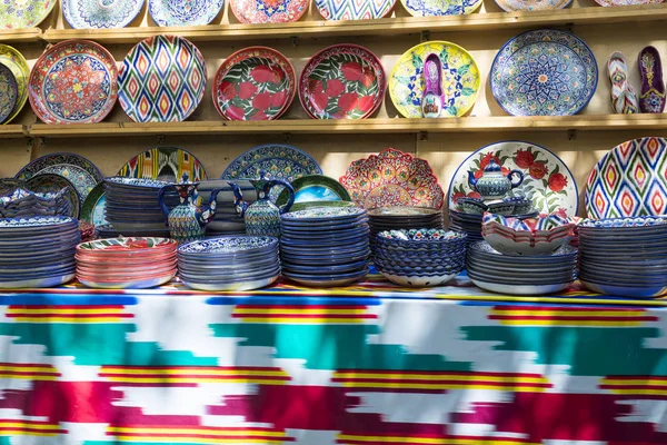 乌兹别克斯坦塔什干市街头 Chorsu 集市上的盘子和花盆 — 图库照片