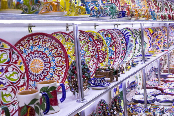 Тарелки и горшки на уличном рынке в городе Хива Узбекистан
.