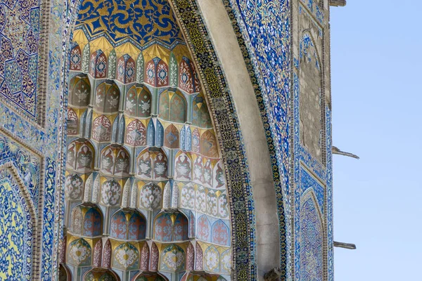 乌兹别克斯坦布哈拉 Abdullaziz Madrasah 主要入口处的装饰图案和建筑细部 — 图库照片