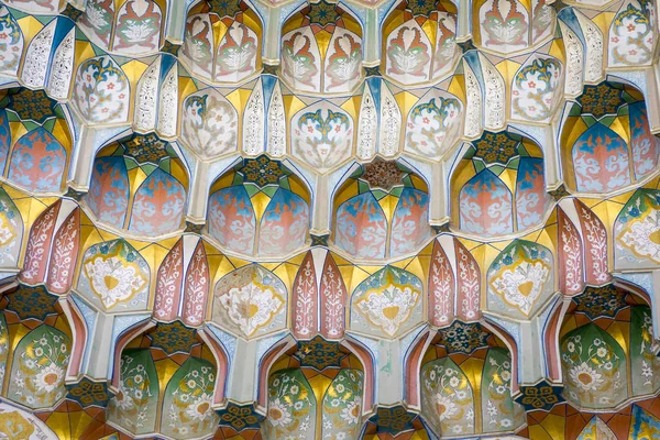 乌兹别克斯坦布哈拉 Abdullaziz Madrasah 主要入口处的装饰图案和建筑细部 — 图库照片