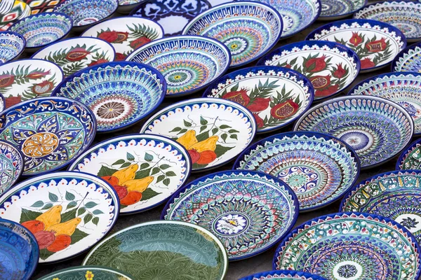 Buhara, Özbekistan - 01 Eylül 2018: Tabak ve semt pazarı Buhara şehri ' Uzbekistan.Traditional Hatıra tencere.