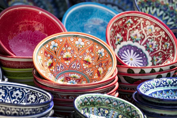 乌兹别克斯坦布哈拉 2018年9月01日 乌兹别克斯坦布哈拉市街头集市上的盘子和花盆 传统纪念品 — 图库照片