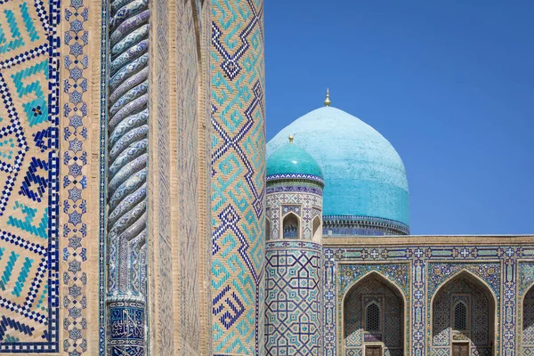ウズベキスタンのサマルカンドにあるRegistan Square MosqueとMadrasahの複合体の断片 — ストック写真