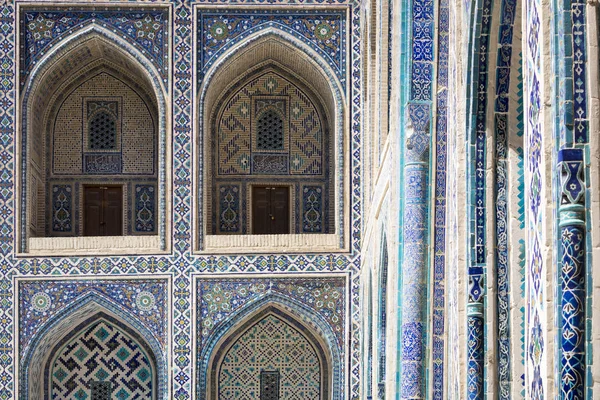 ウズベキスタンのサマルカンドにあるRegistan Square MosqueとMadrasahの複合体の断片 — ストック写真