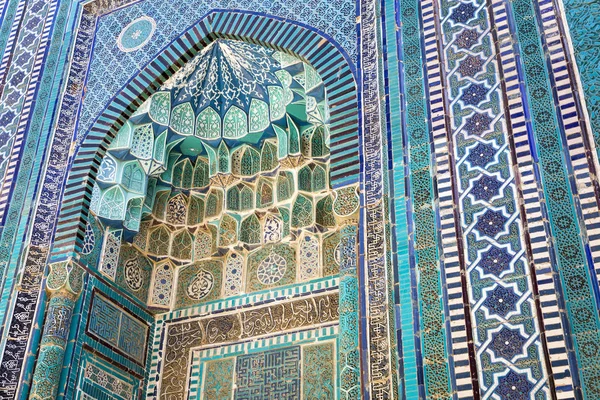 Ayrıntı, tarihsel Kutsal Mezarlık Şahi Zinda Semerkand, Özbekistan'a cephe.