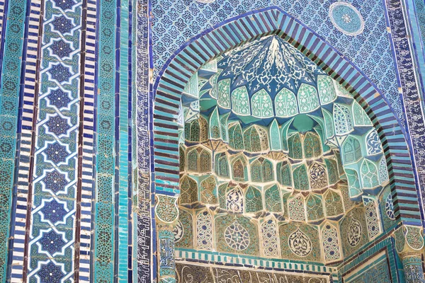 Ayrıntı, tarihsel Kutsal Mezarlık Şahi Zinda Semerkand, Özbekistan'a cephe.