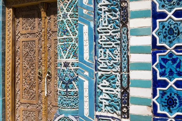 乌兹别克斯坦沙希 Zinda 历史圣墓的门面细节 — 图库照片