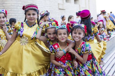Hiva, Özbekistan - 26 Ağustos 2018: halk dansçılar gerçekleştirir yerel festivaller, geleneksel dans.